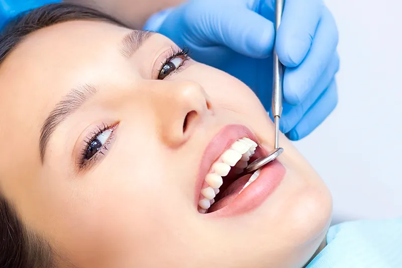 Festsitzender Retainer in der Kieferorthopädie – dauerhafte Stabilität nach der Zahnspange in Bonn