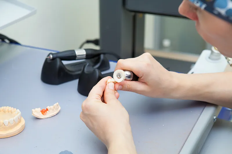 Zahnersatz reparieren oder erneuern – was ist möglich?